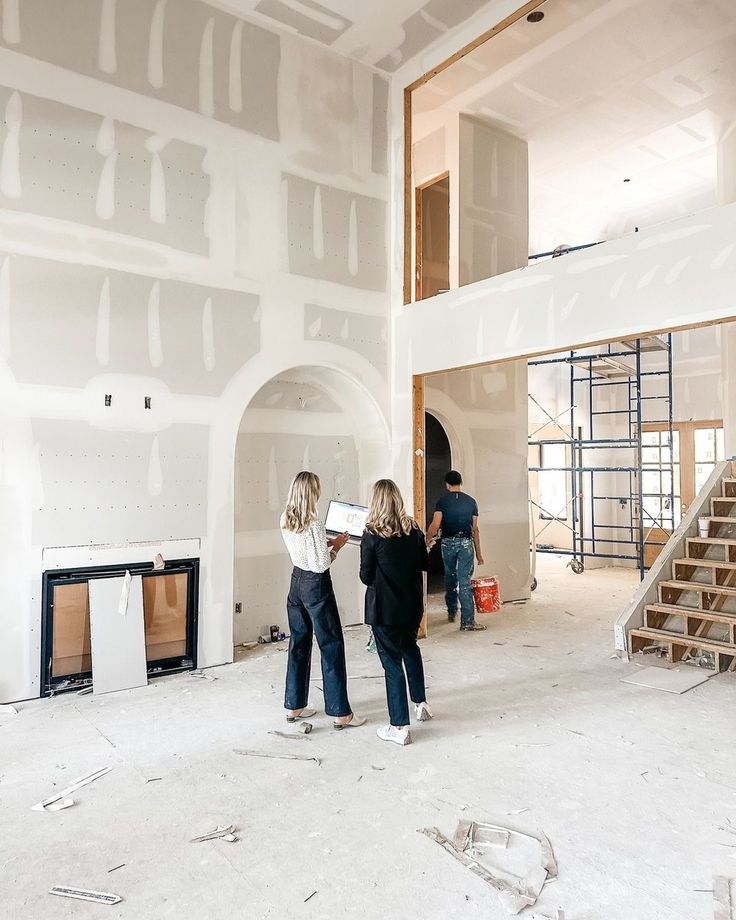 Überladener Schreibtisch mit vielen Bildschirmen und Notizen